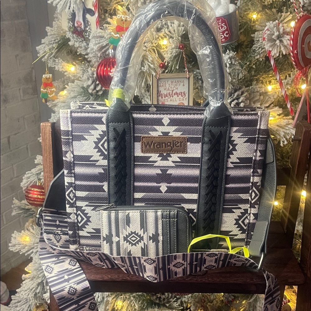 Wrangler Women's Tote with Aztec Design - Black and White